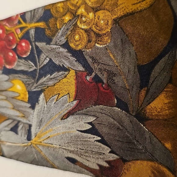 Lord & Taylor Floral & Fruit Patterned Tie. 100% Silk. Nice - Picture 5 of 5